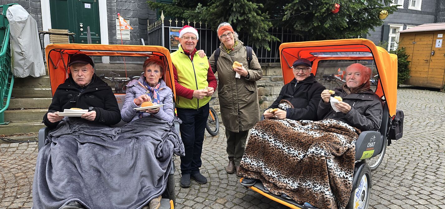 Bernd Lauenroth mit Monika Pahl und Passagieren