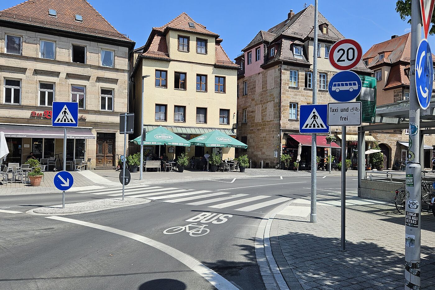 Ausfahrt vom Kreisverkehr in die Bushaltestelle