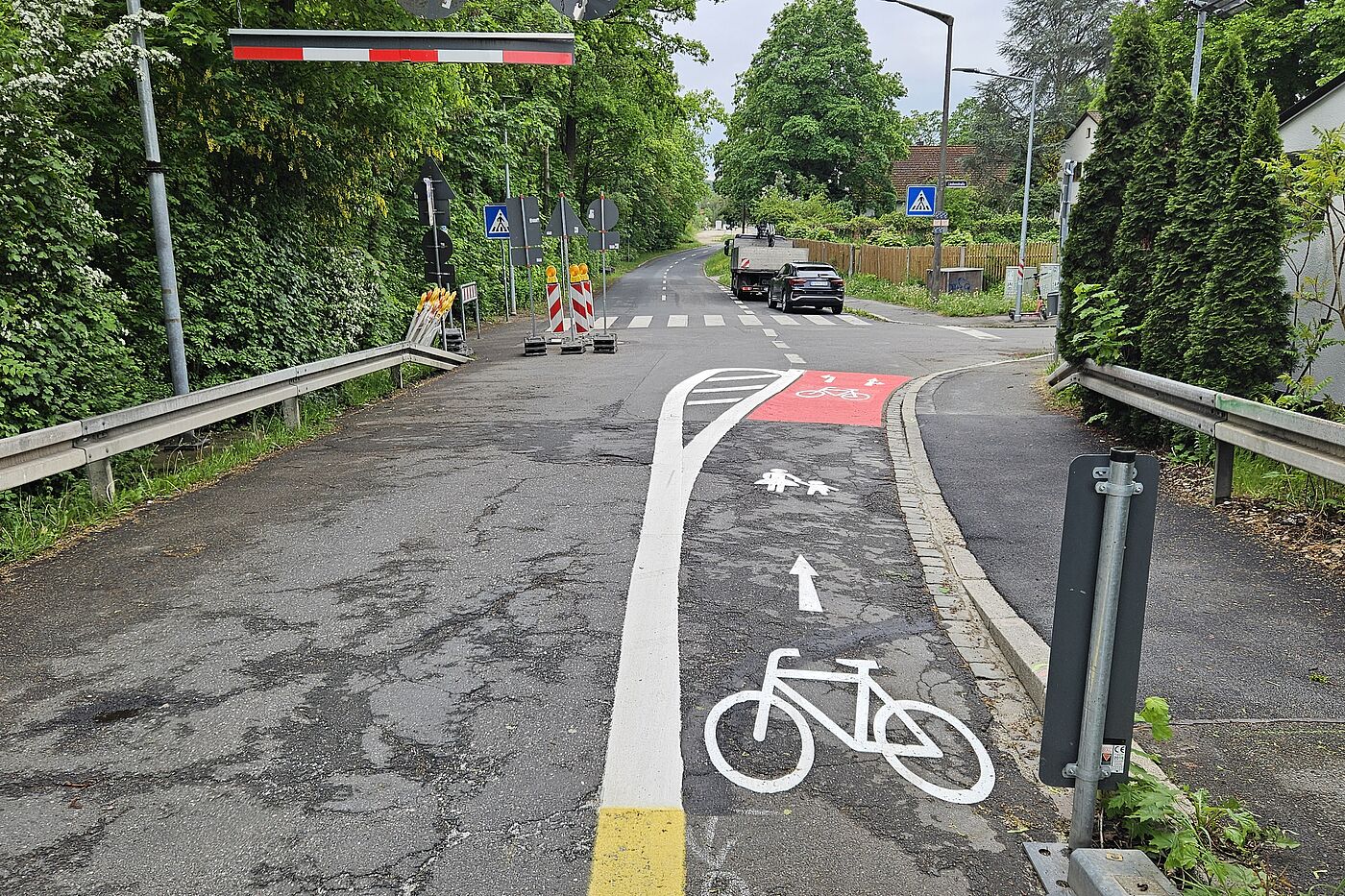 Markierungen nach der Bahnüberführung