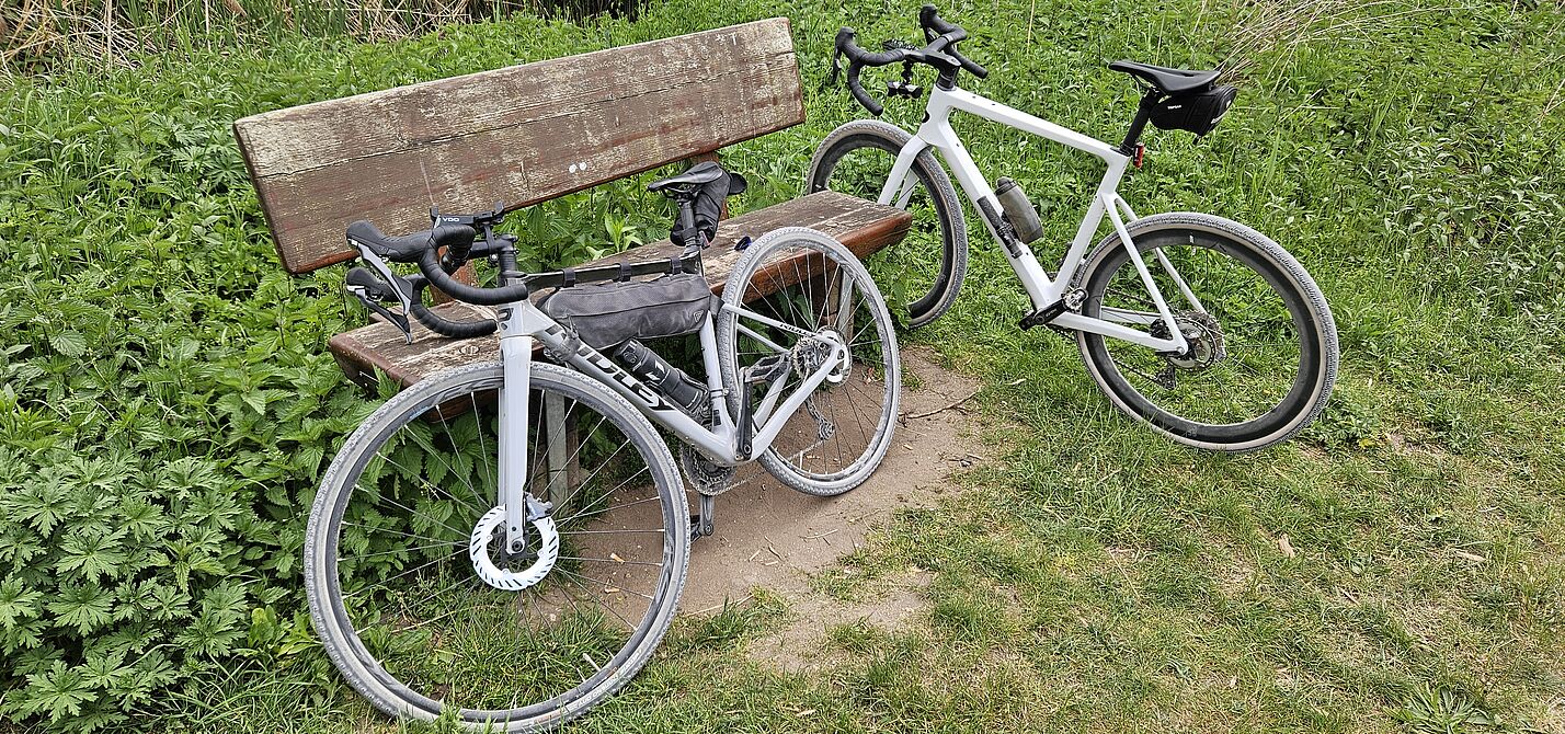 Zwei Gravel Bikes während einer Pause