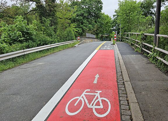 Markierungen vor der Bahnüberführung