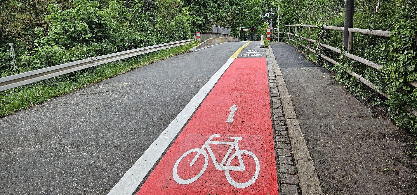 Markierungen vor der Bahnüberführung