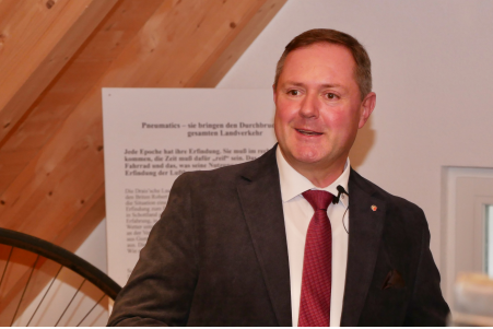 Landrat Bernd Obst eröffnet die Ausstellung