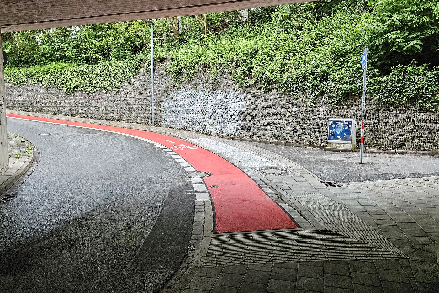 Rad-/Fußweg aus der Bahnunterführung kommend