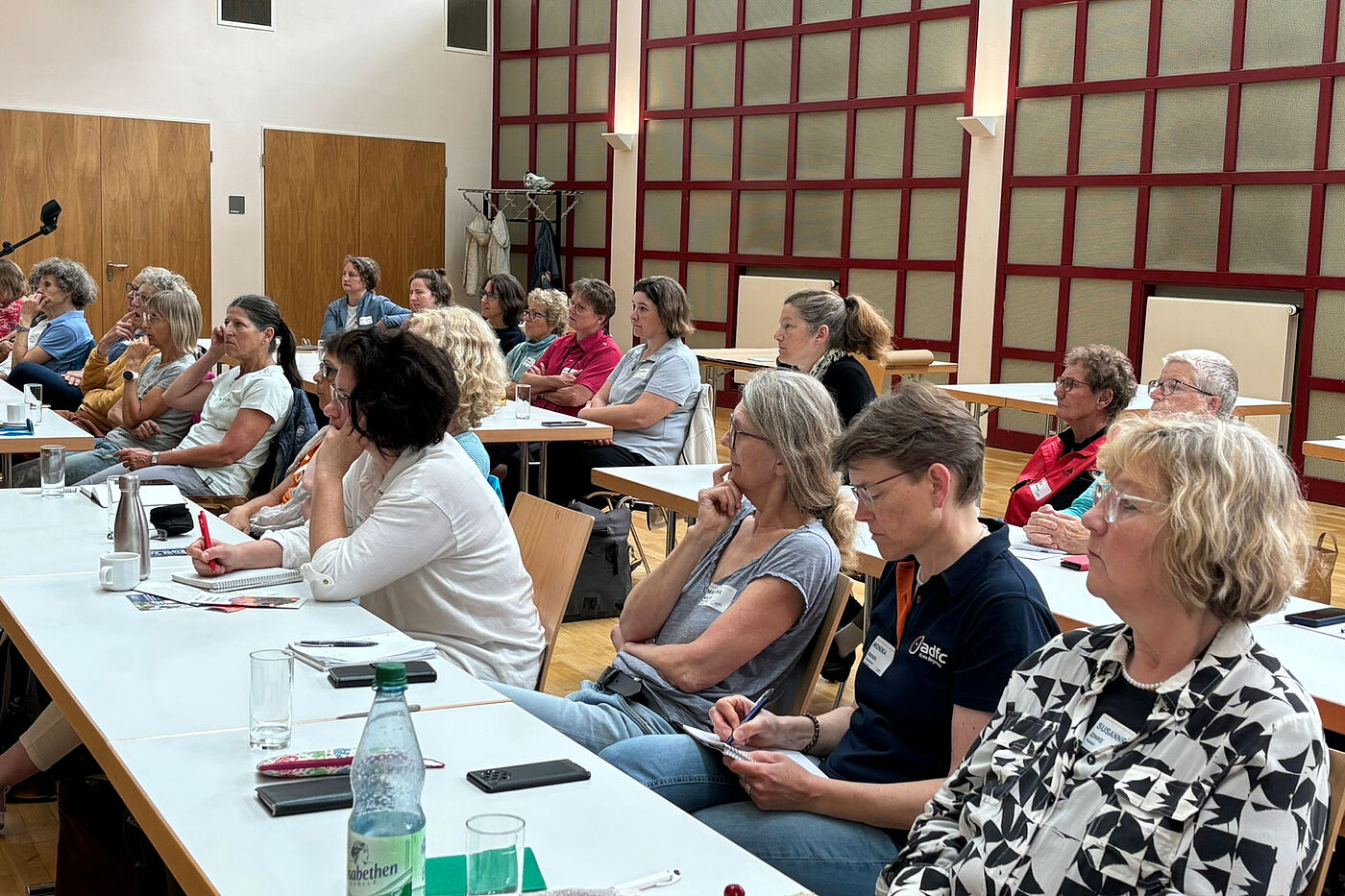 fnt-2024-06-22-05 Frauen hören einen Vortrag an