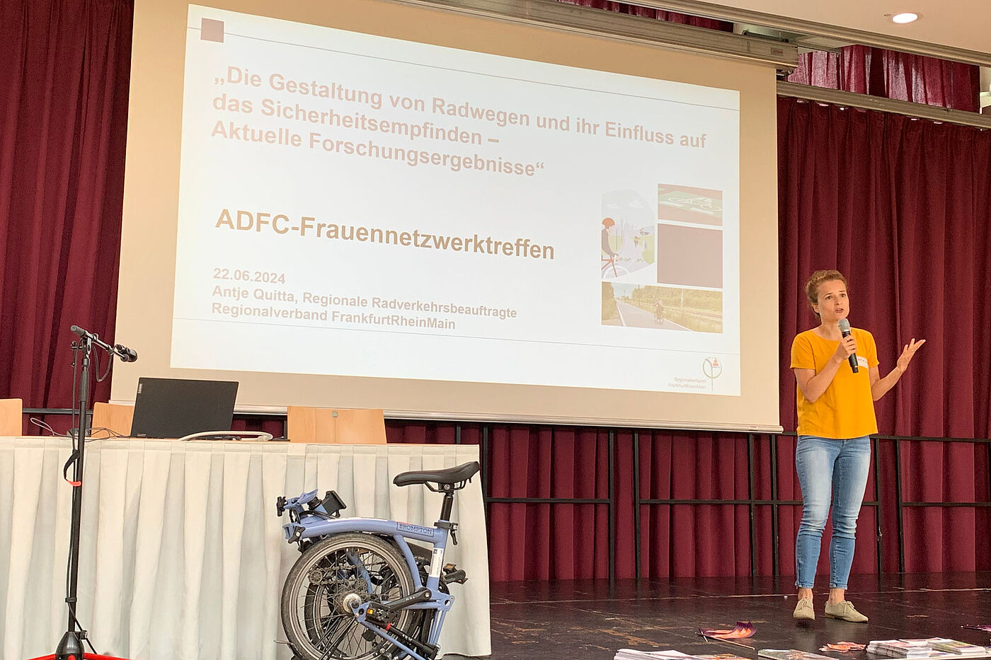 fnt-2024-06-22-01 Eine Frau hält einen Vortrag über die Gestaltung von Fahrradwegen