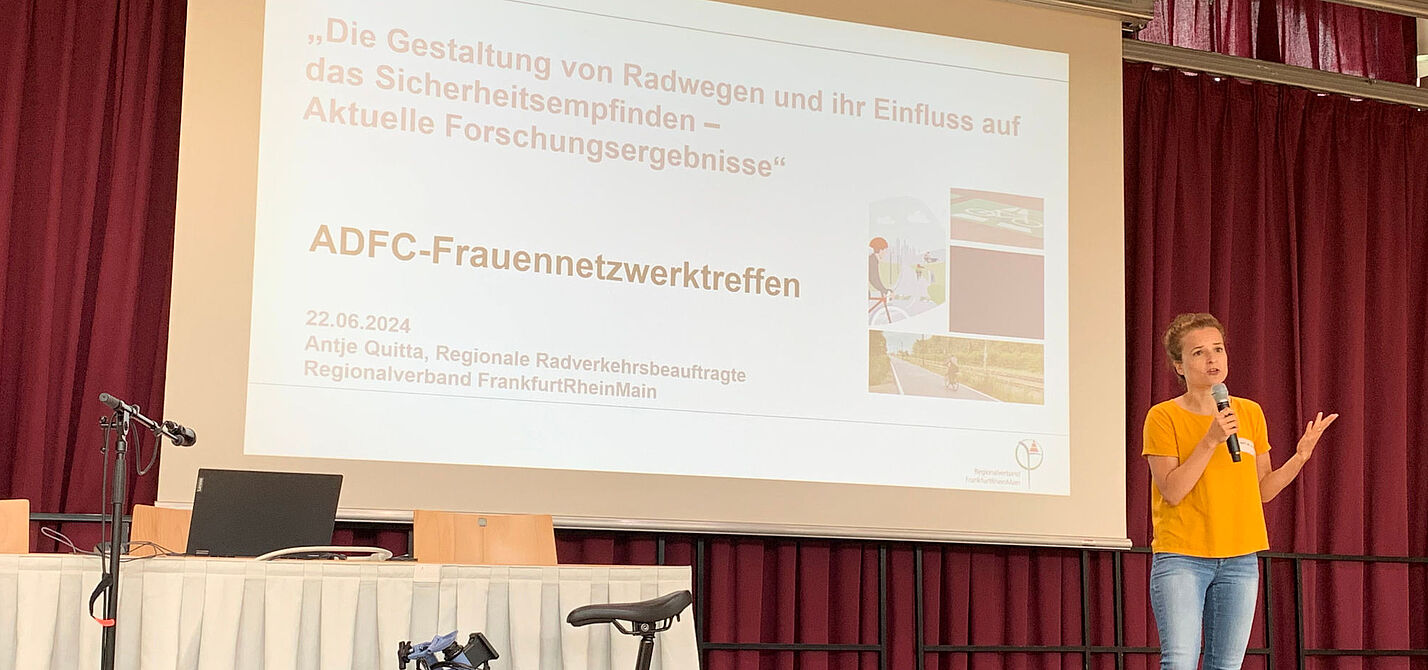 fnt-2024-06-22-01 Eine Frau hält einen Vortrag über die Gestaltung von Fahrradwegen