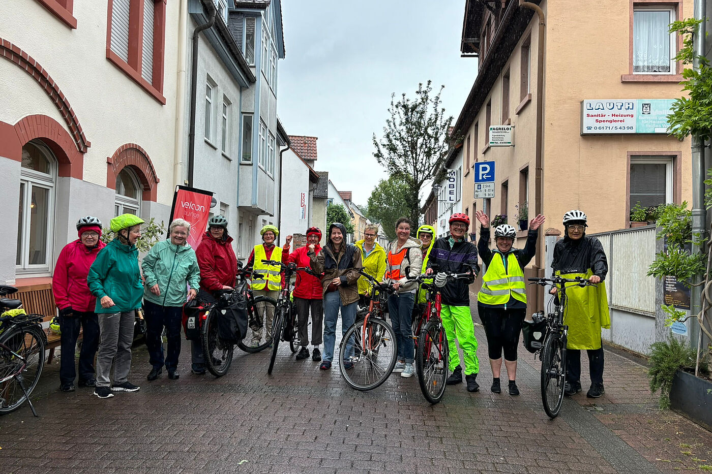 fnt-2024-06-22-06 Frauen mit Fahrrädern, die zu einer Tour aufbrechen