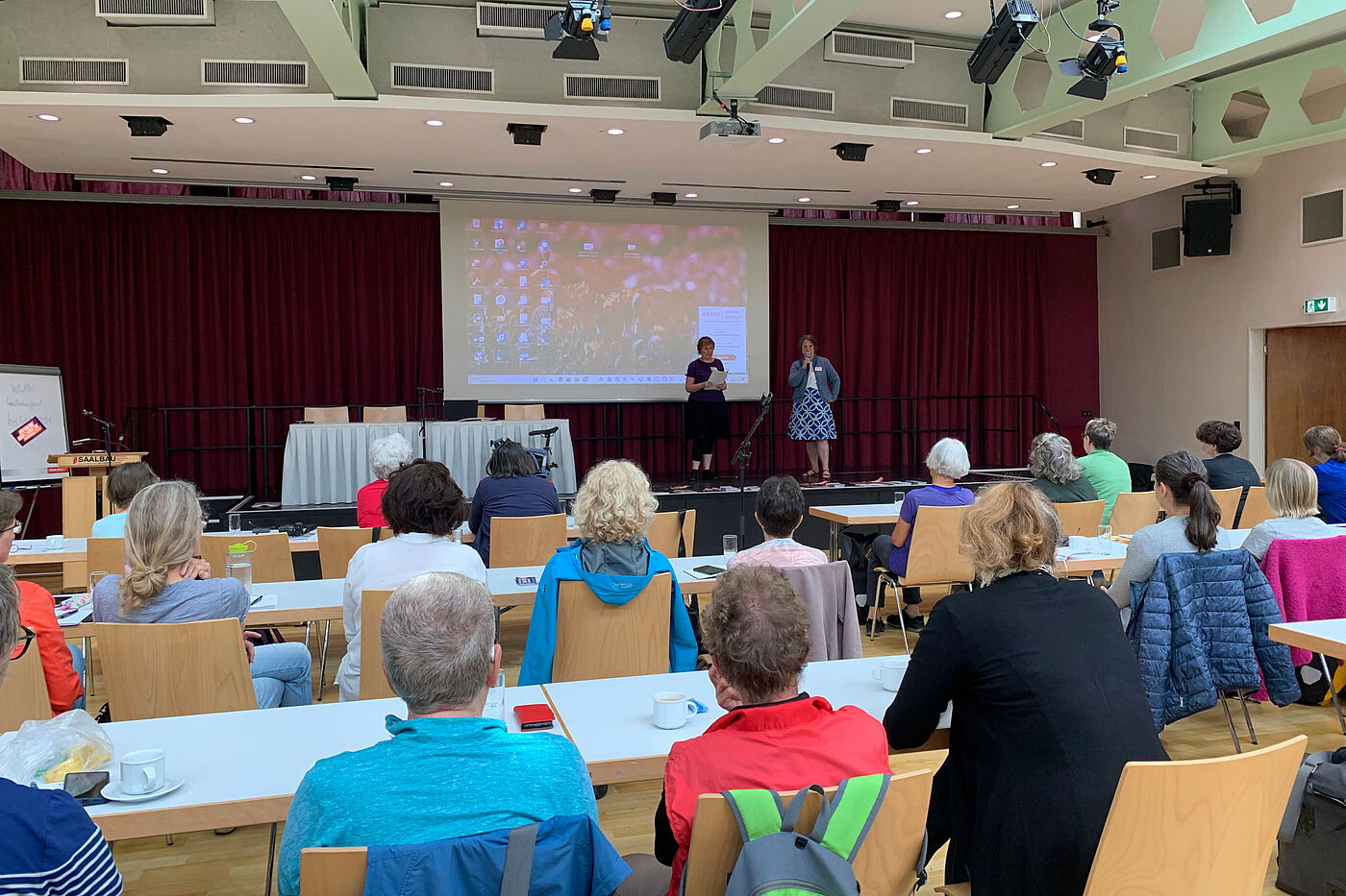 fnt-2024-06-22-04 Frauen hören einem Vortrag über das Fahrradfahren zu