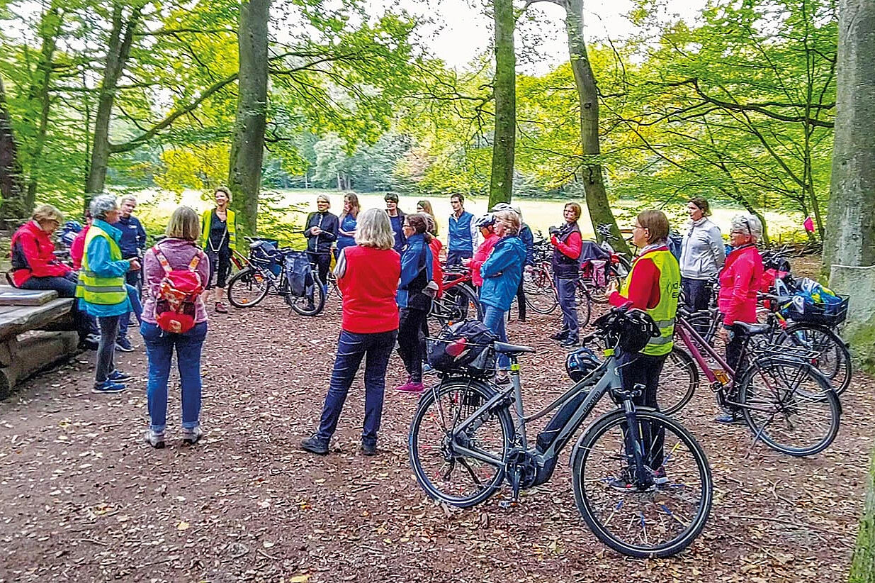 „Frau alleine mit dem Rad auf Reise“ war Thema mitten im Wald bei der Radtour des Frauennetzwerks