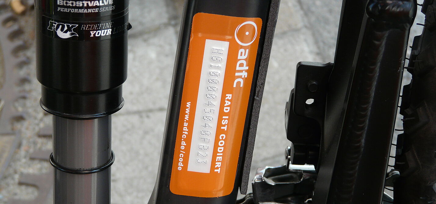 Schild mit Codierungs-Code auf dem Fahrradrahmen