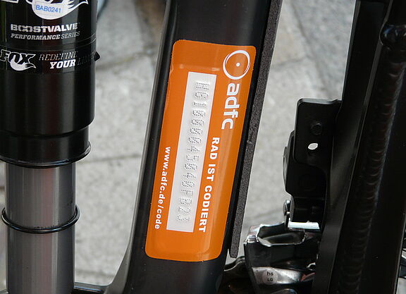 Schild mit Codierungs-Code auf dem Fahrradrahmen