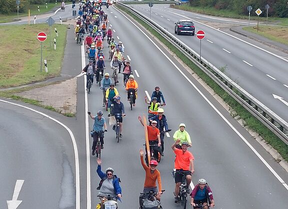 Radfahrende auf Straße bei der Fahrraddemo