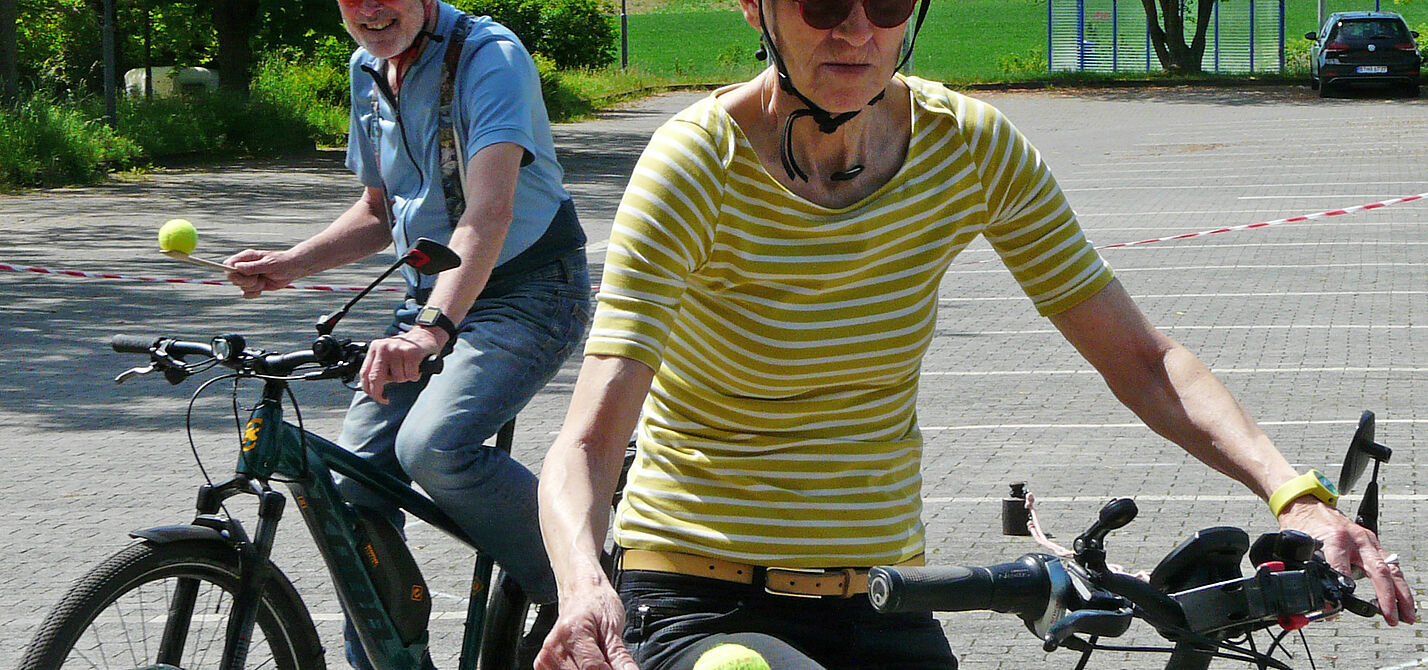 Einhändig Radfahren und balancieren