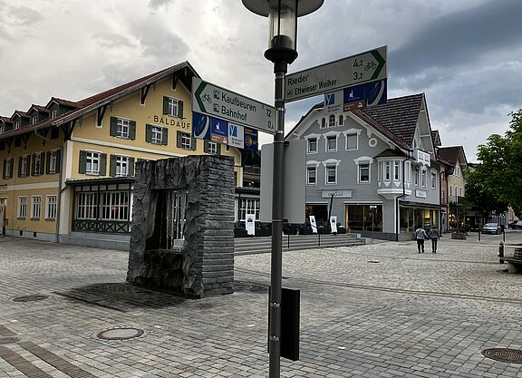 Wegweiser vor Wirtshaus