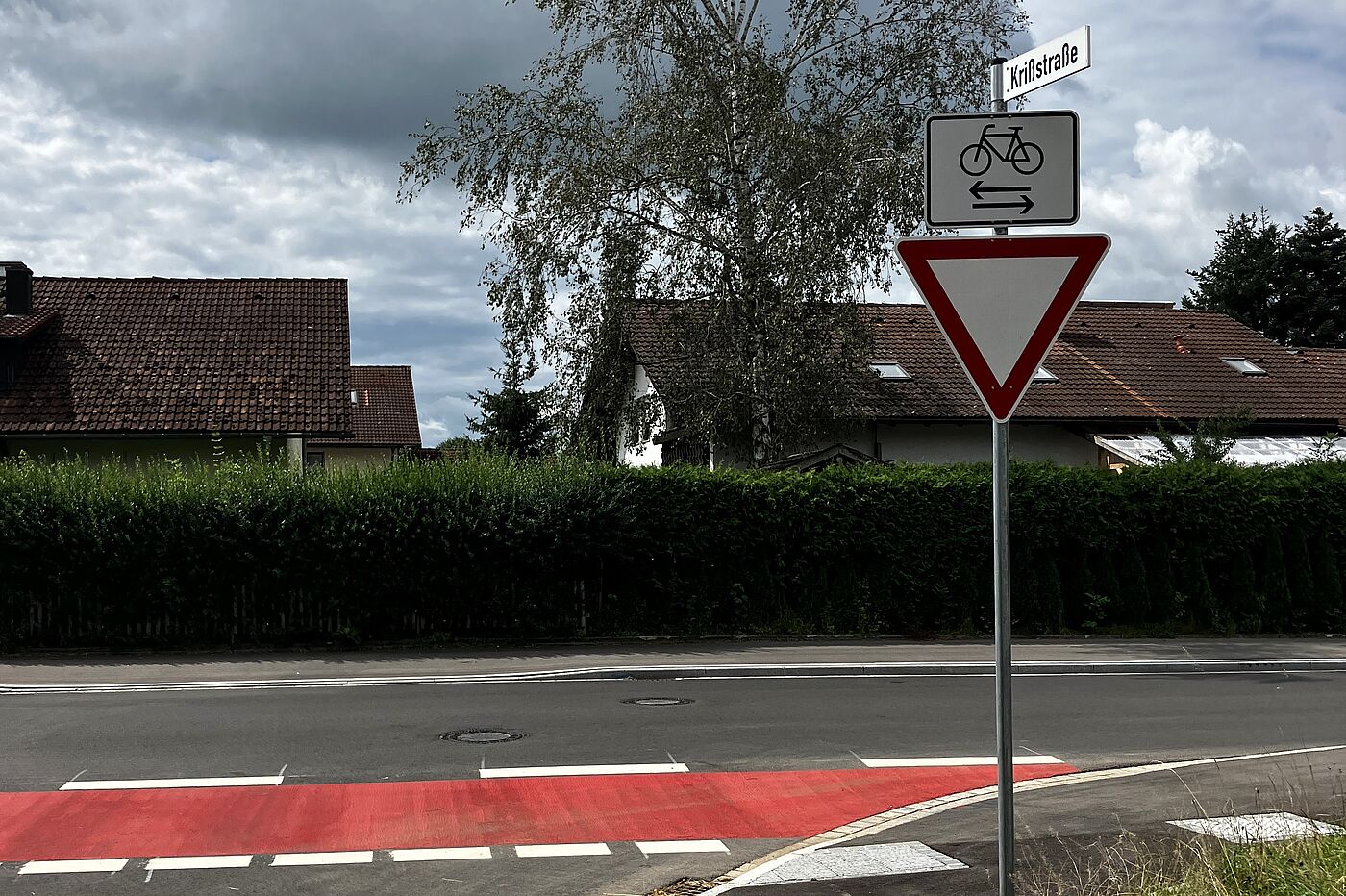 Einmündung mit gegenüberliegendem Geh- und Radweg