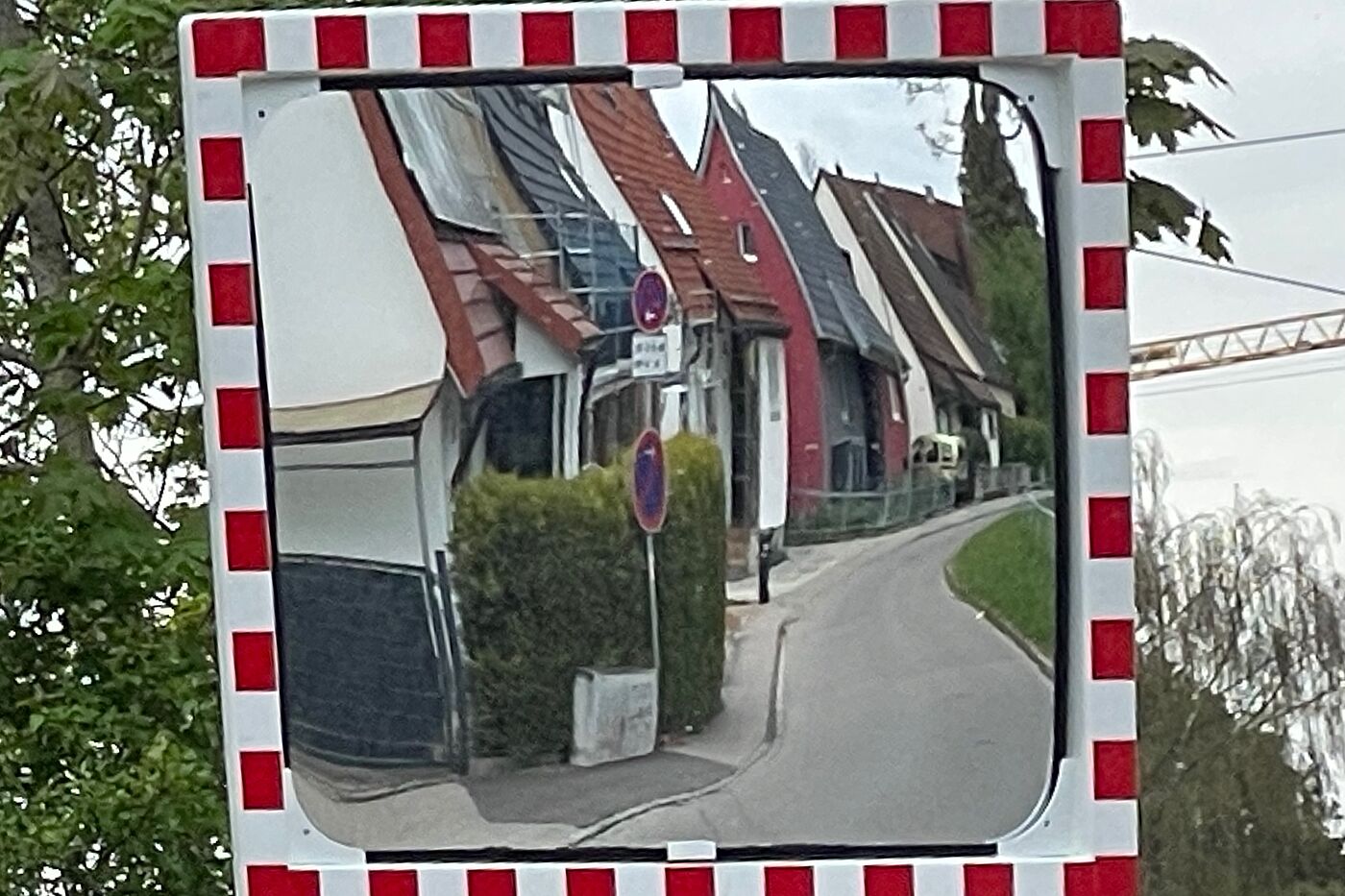 neuer Spiegel Blick in den Verkehrsspiegel
