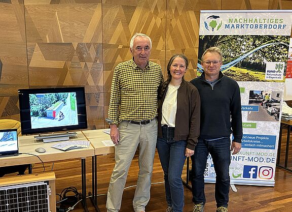 Infostand mit 3 Personen