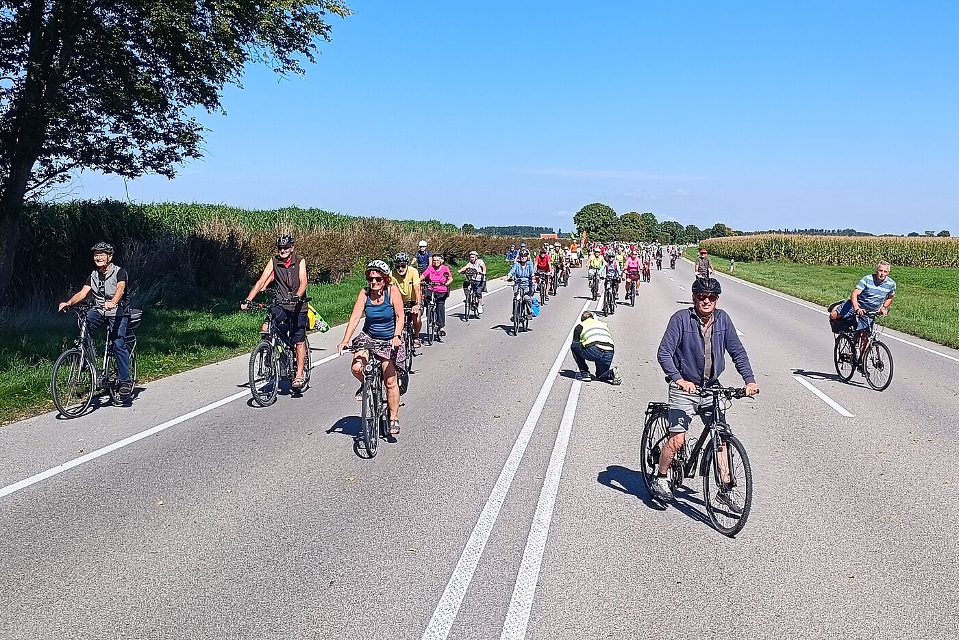 Radfahrer auf Bundesstraße