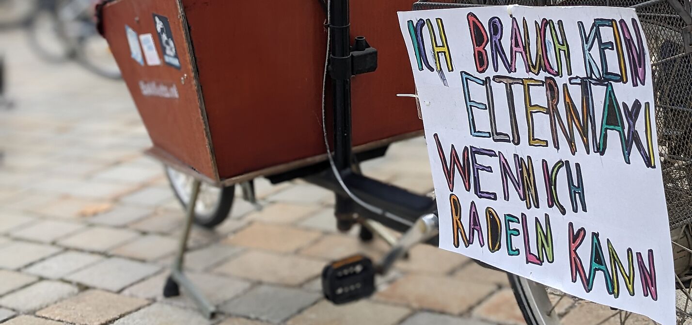 Lastenrad mit Demonstrationsplakat