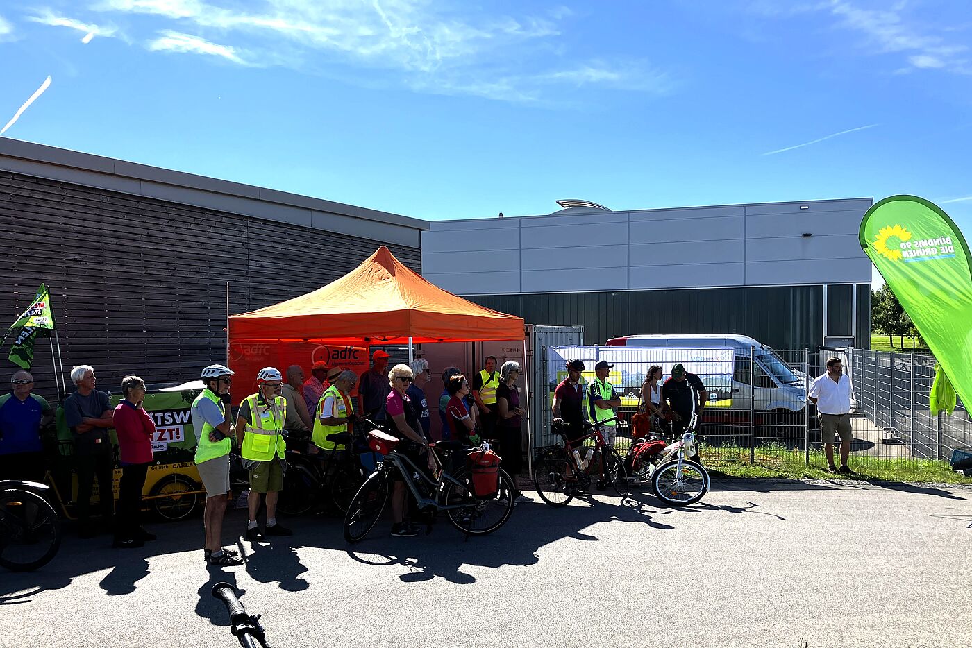 ADFC Pavillon und Personen