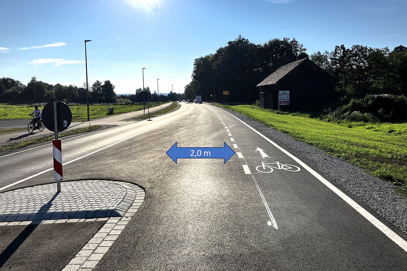 Schutzstreifen mit markiertem Überholabstand