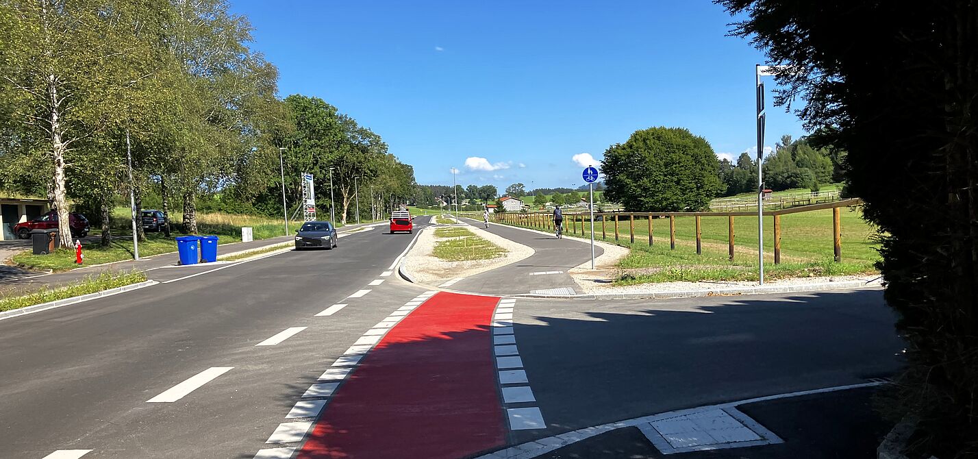 Straße mit abgesetzem Geh- und Radweg