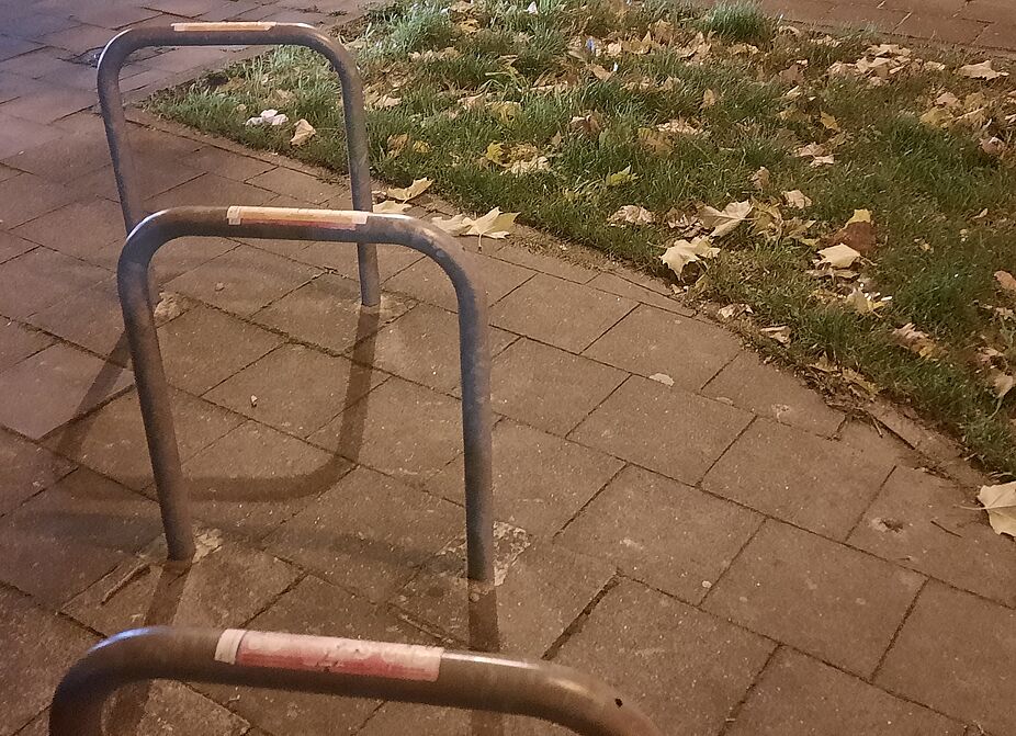 Brüssel: Fahrrad-Abstell- und Anschließ-Bügel mit Erinnerungs-Aufklebern, WIE das eigene Fahrrad sicher(er) angeschlossen werden kann ... Brüssel