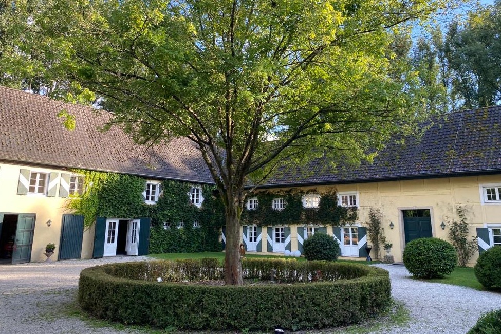 ein Innenhof eines historischen Gebäudes