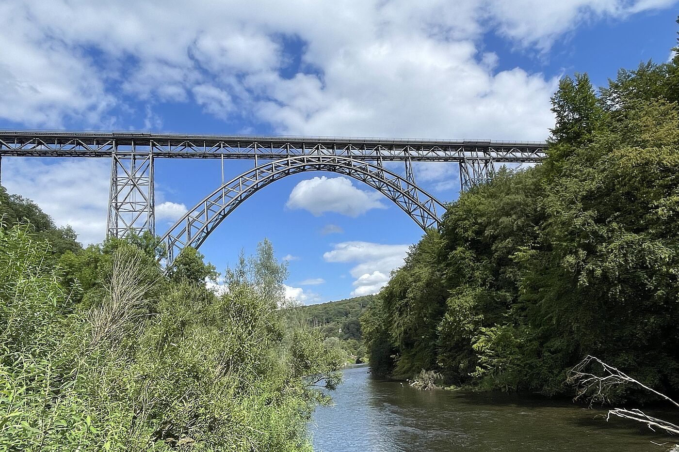 Blick auf die Wupper mit Müngstener Brücke im Hintergrund