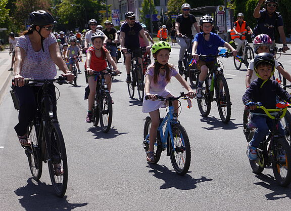 Kinder und Erwachsene fahren auf Rädern 