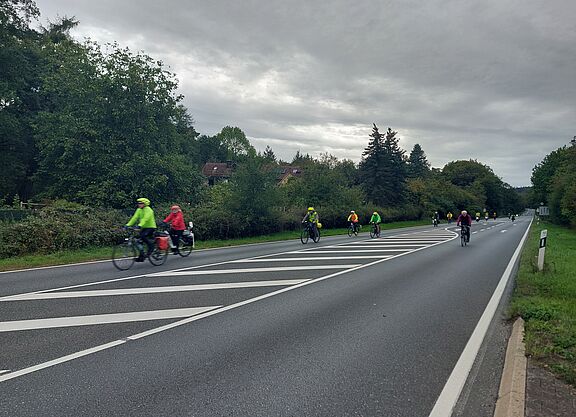 Radfahrende bergab von der Saalburg