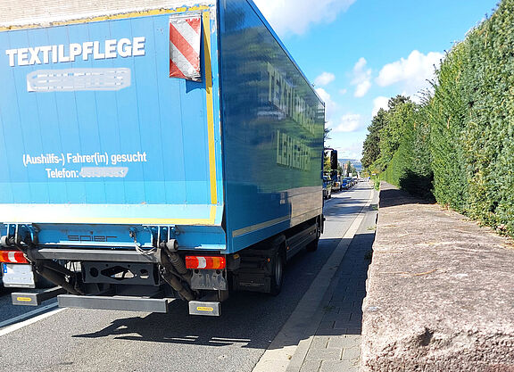 Lieferwagen braucht die volle Straßenbreite, Radfahrern bleibt kein Platz