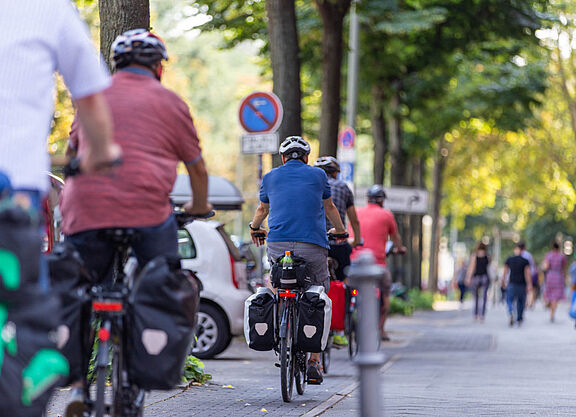 Berufsradler mit Helm in der Innenstadt