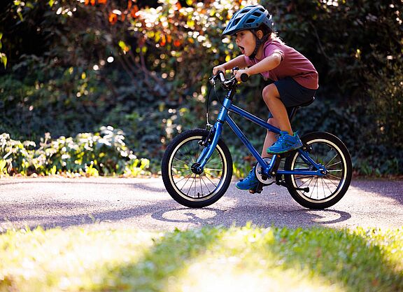 Radfahren lernen Ein kleines Kind fährt auf einem Fahrrad.
