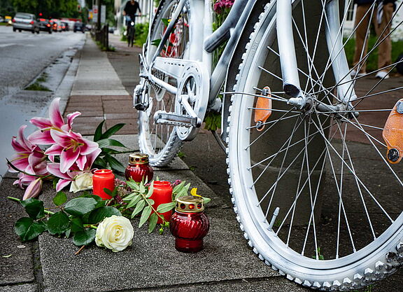Ein weiß bemaltes Fahrrad mit Blumen